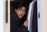 Trốn trong tủ quần áo định tạo bất ngờ cho vợ sắp cưới, nào ngờ em dẫn về nhà một người khiến tôi tức điên