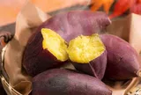 Luộc khoai lang cứ tưởng phải cho đường mới ngọt, ai ngờ đây mới là thứ khiến khoai ngon, bở tung, nhìn là thèm