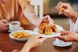 Một chiếc bánh trung thu bằng 5 bát cơm, nhưng thời điểm ăn mới thật sự là sai lầm với nhiều người
