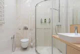 Tại sao nhiều gia đình từ bỏ vách kính phòng tắm? Hóa ra vì kiểu thiết kế này tối ưu hơn nhiều