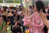 Vợ Quang Hải đi xe 8 tỷ đến trường mẫu giáo của con dự Trung thu, mặc đồ như Hằng Nga nổi bật giữa dàn phụ huynh