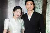 Vợ chồng Đoàn Văn Hậu - Doãn Hải My tình tứ tại họp báo Trại Buôn Người, doanh thu phim liên tục tăng mạnh