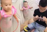 Nhờ con trai ở nhà trông em ít phút, mẹ "bó tay" khi trở về thấy con lủng lẳng nơi tay nắm cửa