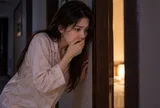Cuối tuần anh trai chị dâu về chơi, vô tình đi ngang nhìn vào phòng anh chị, tôi khóc không thành tiếng
