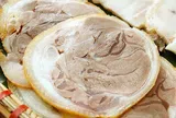 Luộc thịt chân giò hay bị thâm, miếng không đẹp, bếp trưởng nói: Phải làm thế này miếng nào cũng trắng thơm, thái đều tăm tắp
