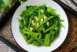 Xào rau muống hay bị thâm đen, hóa ra bỏ quên bước này, giờ biết rồi nấu lần nào cũng ngon giòn, xanh mướt