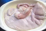 Rửa dạ dày lợn cho muối và giấm thì quá thiếu, thêm một nắm này sạch bay lại không hôi
