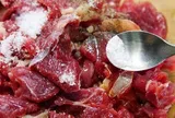 Thịt bò ướp muối là sai! Đây là kinh nghiệm hàng chục năm của mẹ tôi giúp thịt mềm thơm, đậm đà, không bị dai