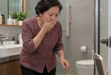Mẹ chồng sang thăm con dâu mới sinh, vô tình thấy thứ giấu trong nhà vệ sinh thì hốt hoảng gọi con trai về