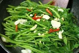 Xào rau lang hay bị thâm đen, làm ngay điều này rau xào lần nào xanh mướt lần đó lại không bị chát
