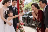 Ngày tôi tái hôn, bố mẹ chồng cũ lái xe sang đến dự, con gái tôi nói một câu khiến họ chết lặng