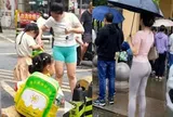 Bà mẹ mặc quần yoga bó sát đến trường đón con hút 5 triệu lượt xem, gây tranh cãi MXH