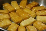 Nhiều năm rán đậu giờ mới biết, cho thêm thìa này vào sẽ không bắn dầu, đậu vàng giòn hơn, không bị nhanh ỉu