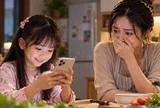 Con gái cầm điện thoại tôi nhắn tin cho bố: “Em nhớ anh nhiều lắm”, câu trả lời của chồng cũ khiến tôi nghẹn ngào