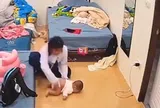 Chị gái làm em sơ sinh ngã úp mặt xuống đất, người mẹ phát hiện liền có phản ứng khiến ai nấy nín lặng