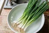 Mua hành lá về vài hôm là hỏng, nhúng nó vào nước rẻ tiền này rồi cất, hành để cả tháng vẫn tươi nguyên