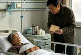 Nói dối con trai về khoản lương hưu hàng tháng, ngày ốm nhập viện tôi rút ra cuốn sổ tiết kiệm khiến mặt con biến sắc