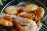 Luộc tôm, cho thêm gì khử tanh là tốt nhất, nhiều người cho thứ quen thuộc nhưng lại sai