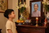 Bà nội qua đời, cháu trai chẳng rơi một giọt nước mắt còn cười trước di ảnh, ai nấy lặng người khi biết lý do