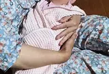 Bé gái sơ sinh bị bỏ rơi kèm lời nhắn viết vội "con là sinh viên, tự sinh cháu ở phòng trọ"