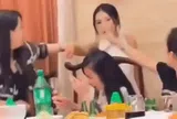 Bị cả chồng và bạn thân cắm sừng, chính thất lập mưu "bắt sống" tiểu tam ngay giữa tiệc sang trọng