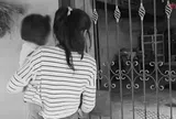 Nằm bấm điện thoại đang sạc lúc trời mưa lớn, chồng bị sét đánh tử vong trước mắt vợ con