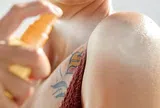 Mẹ xịt kem chống nắng sai cách, bé 5 tuổi suýt hỏng cả hai lá phổi