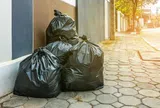 Cạy hộp đĩa CD cũ trong khu nhà giàu, công nhân ôm hận vì suýt vứt thứ trị giá nghìn đô