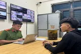 Phát hiện thanh niên trẻ giấu "thứ đáng sợ" trong thùng xốp trên xe máy
