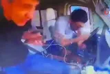 Tài xế ngủ gật khiến xe buýt đâm vào tường, hàng loạt hành khách văng khỏi ghế