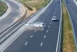 Rùng mình clip ô tô đi lùi trên cao tốc bị húc văng nát bét: 4 người trong một gia đình tử vong