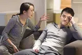 Tin chồng đi họp cuối tuần, người vợ sững sờ khi biết sự thật từ đồng nghiệp của anh