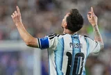 Messi lập hattrick, chính thức “vượt mặt” Ronaldo