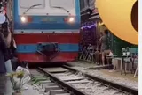Nhân chứng kể lại khoảnh khắc cô gái ngồi cà phê đường tàu bị va chạm, hất văng điện thoại