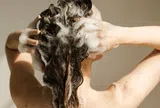 Đừng trách dầu gội đắt tiền nếu bạn vẫn giữ 4 thói quen tai hại này