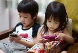 Tác hại đáng sợ khi cho trẻ xem điện thoại quá nhiều trong kỳ nghỉ hè
