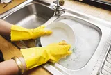 6 sai lầm khi rửa bát khiến vi khuẩn sinh sôi trong căn bếp