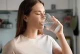 Nắng nóng kéo dài, bác sĩ chỉ cách uống nước đúng để tránh mất nước và kiệt sức