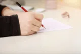 Bé gái 7 tuổi khóc thét khi bị mẹ bạo hành và đe dọa lúc học bài, người bố làm 1 việc không thể ngờ