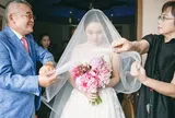 Vào ngày tái hôn được mẹ chồng cũ mang đến 1 món quà, thứ bên trong khiến tôi và chồng mới khó xử vô cùng