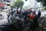 Người tham gia giao thông ngày nóng chú ý: Dừng xe máy ở bóng râm để tránh nắng có thể bị phạt trong trường hợp này