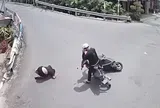 Thờ ơ sau va chạm, thanh niên vẫn ung dung nghe điện thoại mặc người bị ngã đang đau đớn
