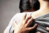 Phát hiện chồng ngoại tình với đồng nghiệp, tôi định làm loạn cả công ty thì mẹ chồng nói đúng 1 câu khiến tôi phải tính toán lại