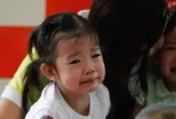 Bé gái 3 tuổi đi học về liên tục kéo quần, nói “con không dám đi vệ sinh”, mẹ bật khóc khi phát hiện sự thật
