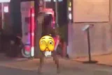 Người phụ nữ không mảnh vải che thân, la hét và gây náo loạn gần bãi biển khiến ai nấy hoảng sợ