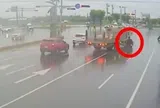 Clip: Camera an ninh ghi lại khoảnh khắc xe tải chở lợn mất lái, cán tử vong người đi xe máy đang chờ đèn đỏ
