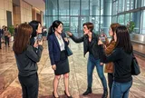 Nghi chồng ngoại tình, vợ kéo 5 người bạn đến tận công ty vây chặn 'tiểu tam' đánh ghen