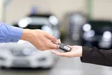 Mượn xe đi 3.800 km, trả lại với bình xăng cạn trơ đáy, 10 ngày sau anh chồng lại đến mượn, tôi đưa chìa khóa cùng 1 thứ khiến anh tái mặt