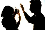Lợi dụng lúc con gái ra ngoài, người chồng dùng búa sát hại vợ rồi bình thản đi tự thú