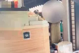Chê nhân viên phục vụ thiếu thiện chí, người đàn ông lao qua quầy gây hỗn loạn, làm đổ chảo dầu nóng khiến 4 người bị thương